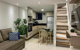 Apartamento impecável ao lado da Praia Grande para até 8 pessoas